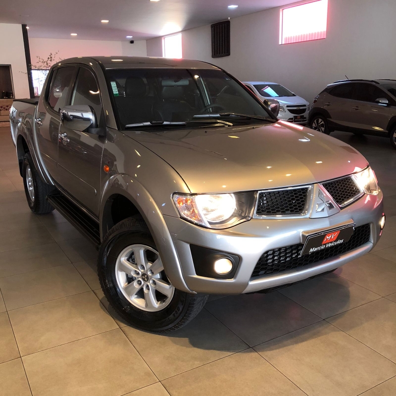 Produto l-200-triton-32-cd-hpe-automatica-4x4-2012